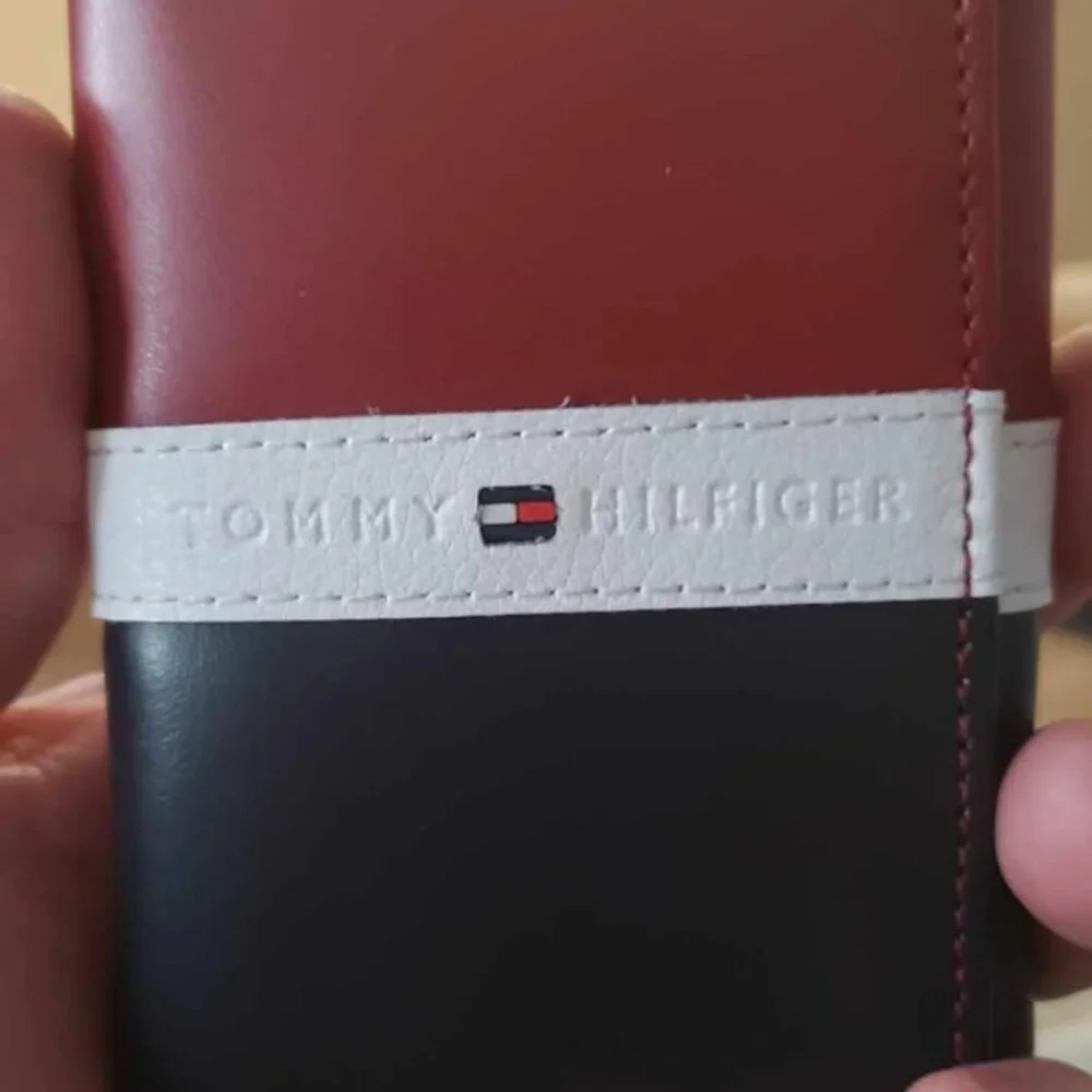 Tommy Hilfiger Men's Genuine Leather Slim Trifold Wallet with ID Window